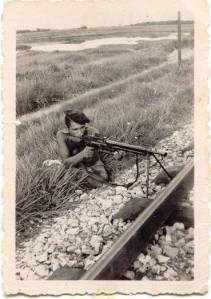Le Chasseur Bocage le long de  la voie ferrée de Mau Luong