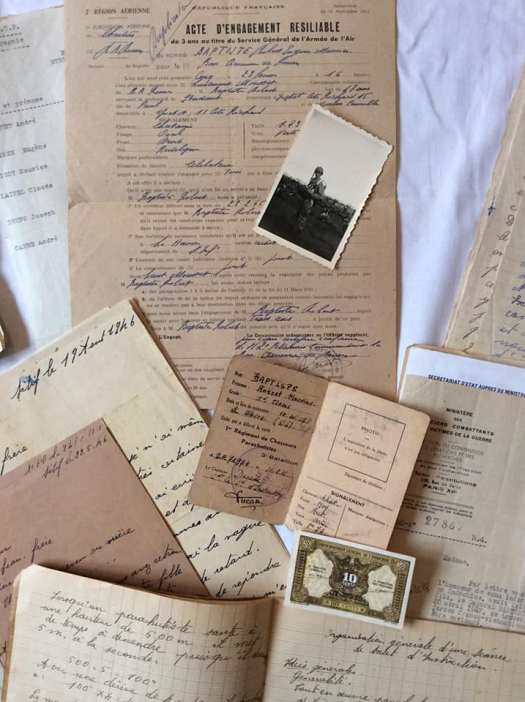 Des documents divers dont son cahier d'instruction parachutiste