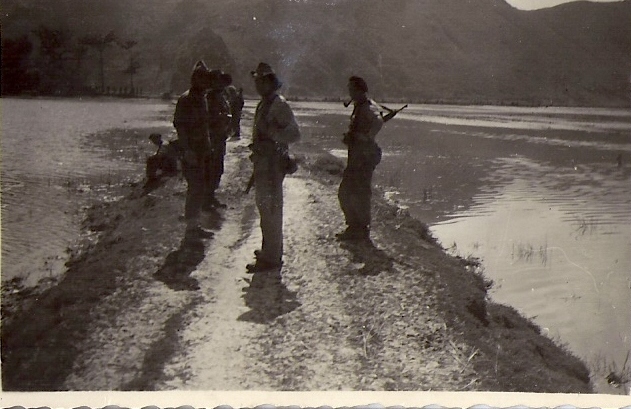 Sur la diguette ( Photo Bocage)