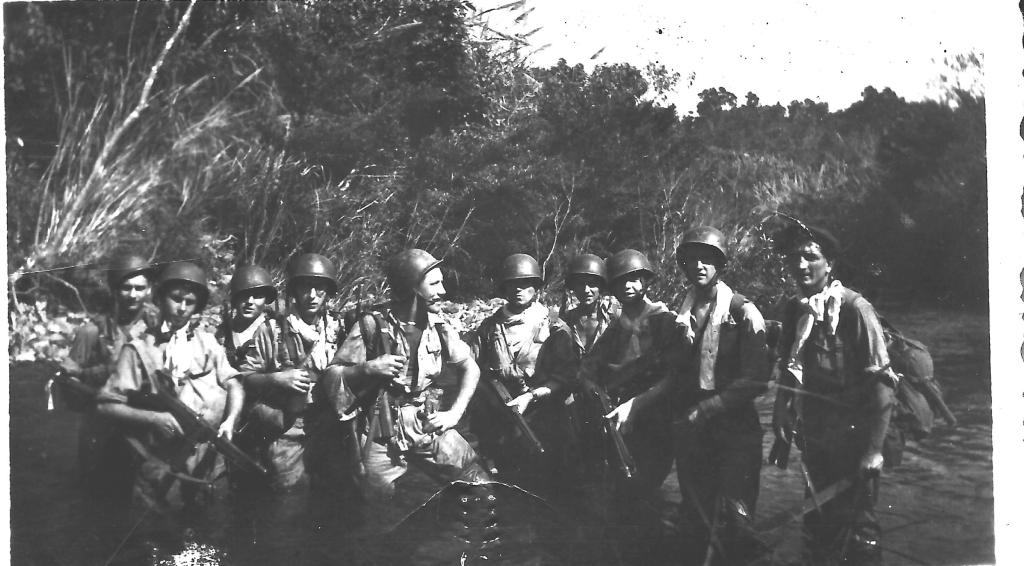 Une partie de la section Gardes  ( le lieutenant Gardes est le deuxième en partant de la droite). Au centre de profil, le S/C Guillaume et  à sa droite le Caporal Ernest Morin ,à sa gauche, le S/C Sol ( Photo Bocage)
