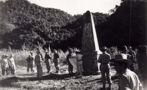 Prise d'armes au monument Borgnis-Desbordes le 10 novembre 1947 (photo 1er RCP)